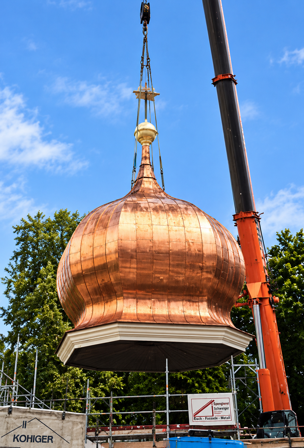 Kupferne Zwiebelturmkuppel am Kran